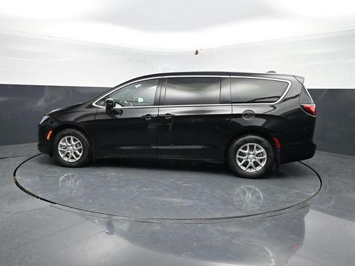 Diamond Black Crystal Pearlcoat 2027 Chrysler Pacifica L
