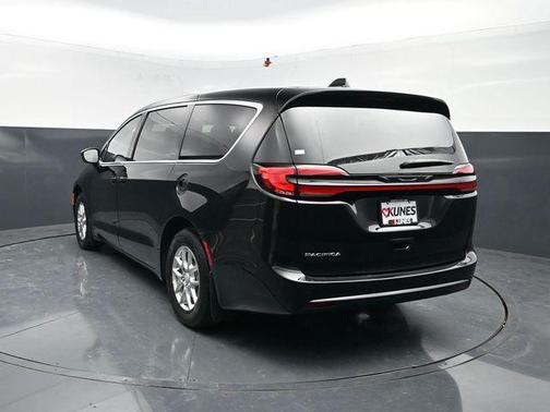Diamond Black Crystal Pearlcoat 2027 Chrysler Pacifica L