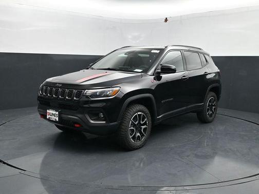 Diamond Black Crystal Pearlcoat 2026 Jeep Compass Trailhawk