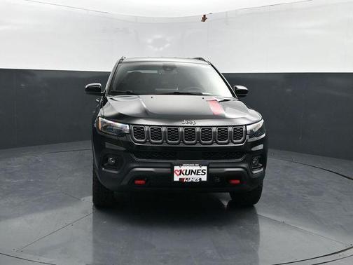 Diamond Black Crystal Pearlcoat 2026 Jeep Compass Trailhawk