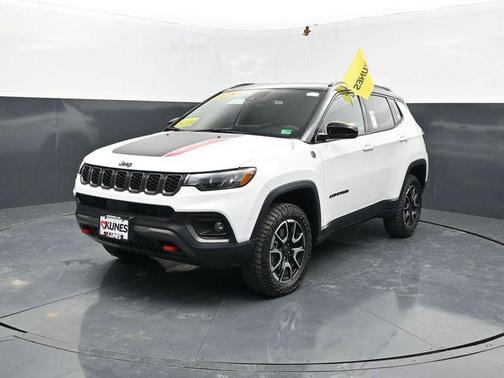 Bright White Clearcoat 2025 Jeep Compass Trailhawk