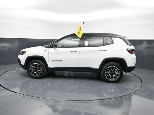 Bright White Clearcoat 2025 Jeep Compass Trailhawk