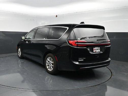 Diamond Black Crystal Pearlcoat 2024 Chrysler Pacifica Touring L
