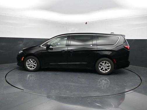Diamond Black Crystal Pearlcoat 2024 Chrysler Pacifica Touring L