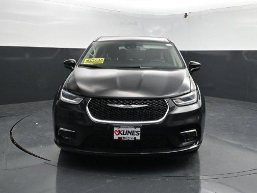 Diamond Black Crystal Pearlcoat 2024 Chrysler Pacifica Touring L