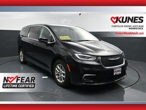 Diamond Black Crystal Pearlcoat 2024 Chrysler Pacifica Touring L