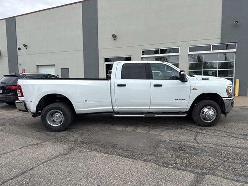Bright White Clearcoat 2024 RAM 3500 Big Horn Crew Cab 4x4 8' Box