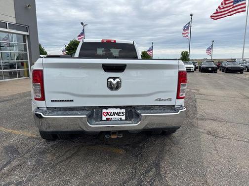 Bright White Clearcoat 2024 RAM 3500 Big Horn Crew Cab 4x4 8' Box