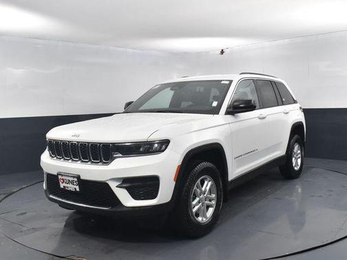 Bright White Clearcoat 2025 Jeep Grand Cherokee Laredo