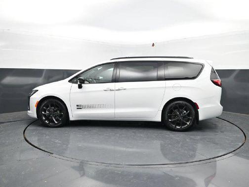 Bright White Clearcoat 2027 Chrysler Pacifica L