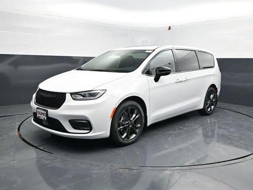 Bright White Clearcoat 2026 Chrysler Pacifica L