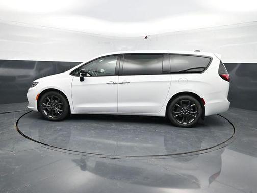 Bright White Clearcoat 2026 Chrysler Pacifica L