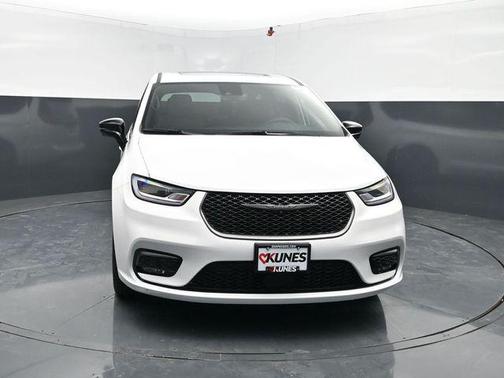 Bright White Clearcoat 2026 Chrysler Pacifica L