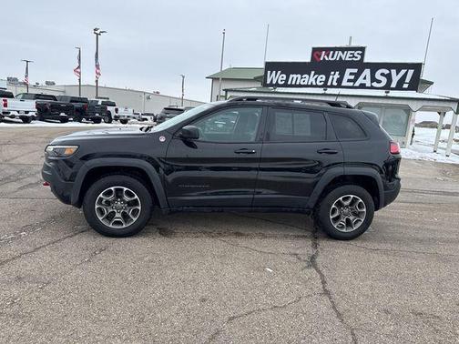 Diamond Black Crystal Pearlcoat 2022 Jeep Cherokee Trailhawk