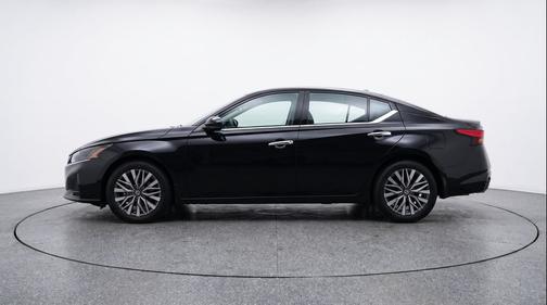 Super Black 2025 Nissan Altima SV FWD