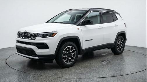 Bright White Clearcoat 2025 Jeep Compass Trailhawk