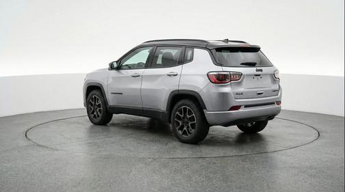 Silver Zynith Metallic Clearcoat 2025 Jeep Compass Trailhawk