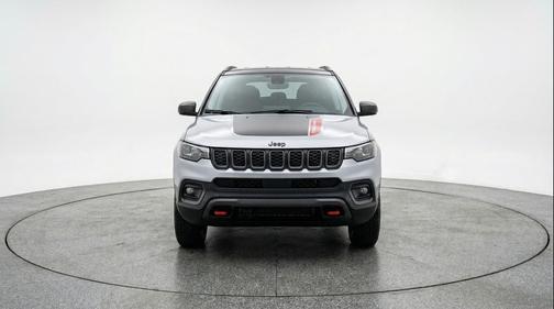 Silver Zynith Metallic Clearcoat 2025 Jeep Compass Trailhawk