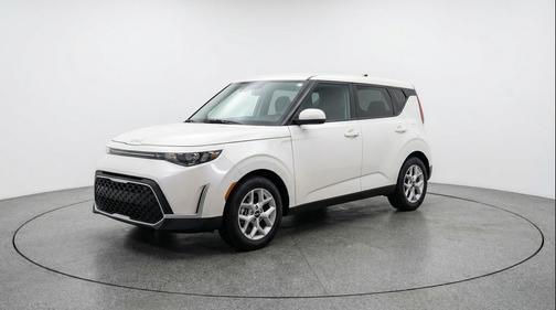 Snow White Pearl 2025 Kia Soul LX
