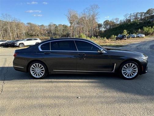 2022 BMW 740 i