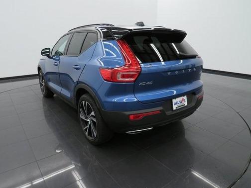 Photo 5 of 64 of 2020 Volvo XC40 T5 R-Design