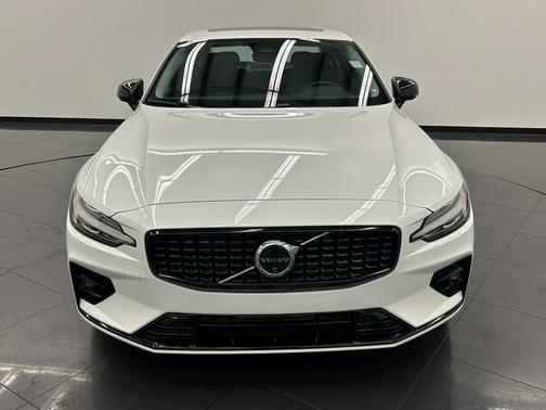 2024 Volvo S60 B5 Plus Dark