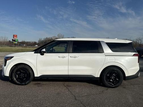 Snow White Pearl 2025 Kia Carnival LXS