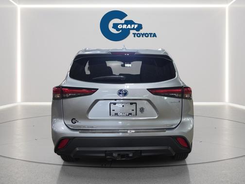 Celestial Silver Metallic 2023 Toyota Highlander Hybrid XLE