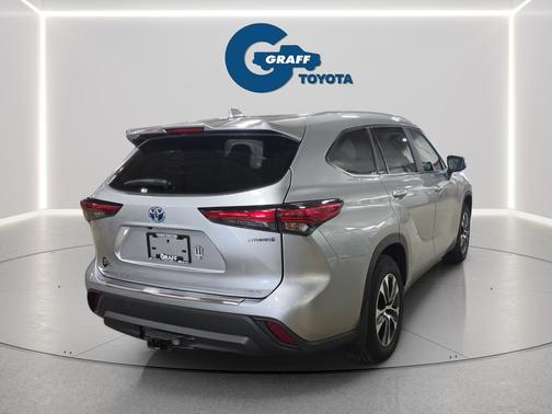 Celestial Silver Metallic 2023 Toyota Highlander Hybrid XLE