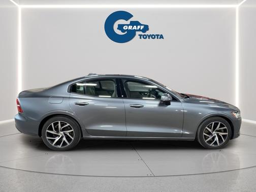 2020 Volvo S60 T6 Momentum