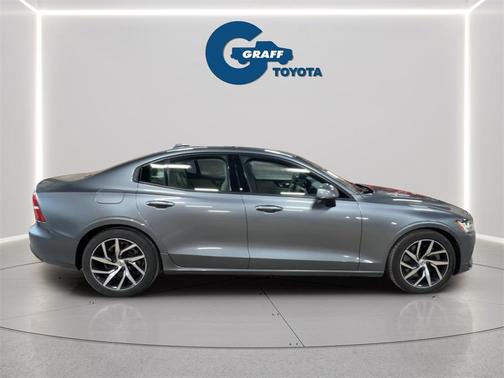 2020 Volvo S60 T6 Momentum