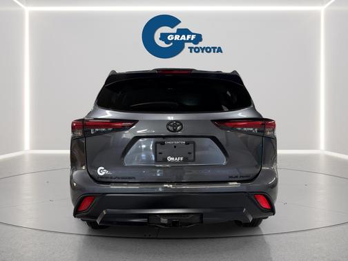 Magnetic Gray Metallic 2025 Toyota Highlander XLE