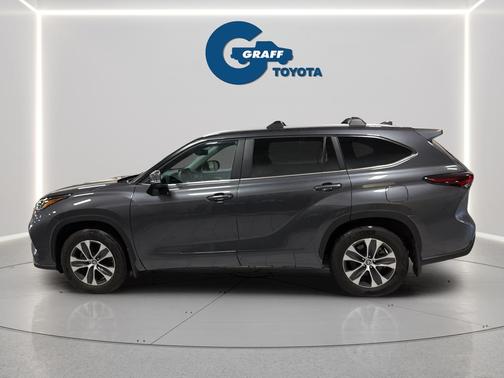 Magnetic Gray Metallic 2025 Toyota Highlander XLE