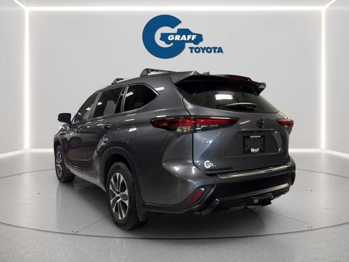 Magnetic Gray Metallic 2025 Toyota Highlander XLE