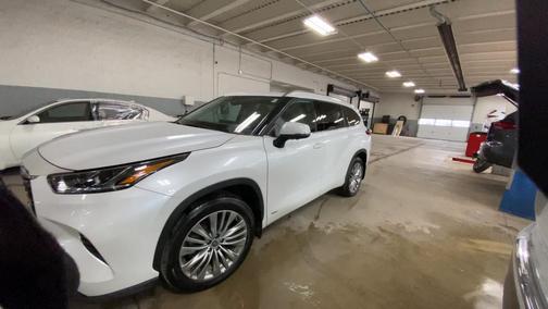 2023 Toyota Highlander Hybrid Platinum