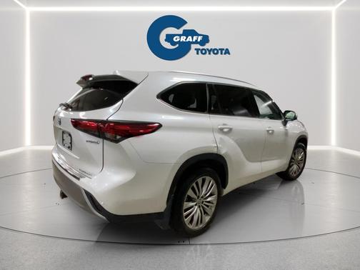 2023 Toyota Highlander Hybrid Platinum