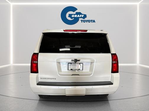 Iridescent Pearl Tricoat 2018 Chevrolet Suburban LT