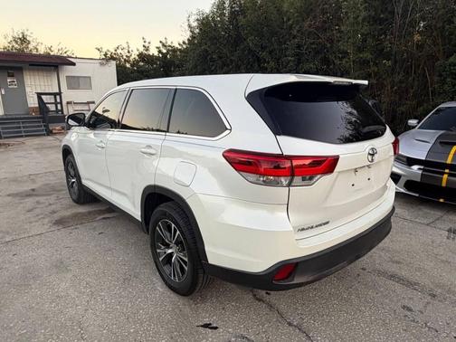 2019 Toyota Highlander LE I4