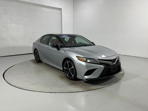 Celestial Silver/Midnight Black Metallic 2019 Toyota Camry XSE