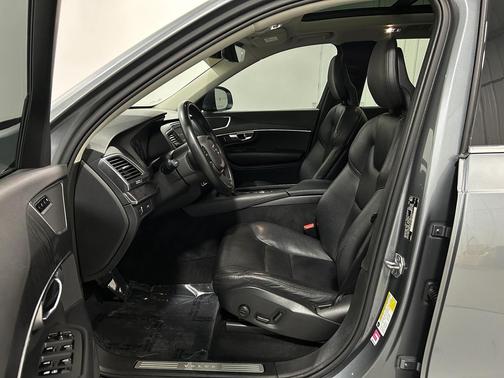 2020 Volvo XC90 T6 Momentum