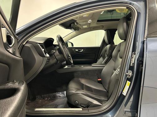 Denim Blue Metallic 2020 Volvo V60 Cross Country T5