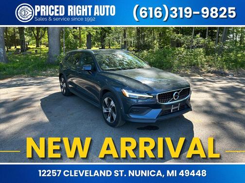 Denim Blue Metallic 2020 Volvo V60 Cross Country T5