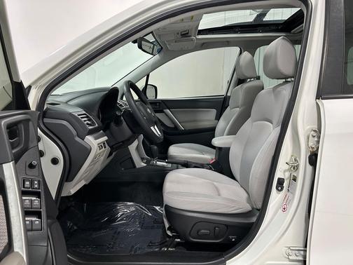 Crystal White Pearl 2018 Subaru Forester 2.5i Premium