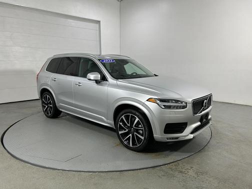 2022 Volvo XC90 T6 Momentum