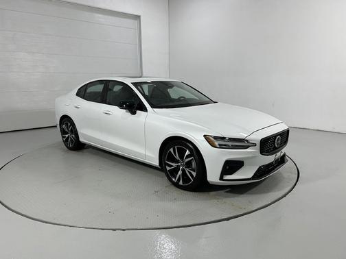 2024 Volvo S60 B5 Plus Dark Theme