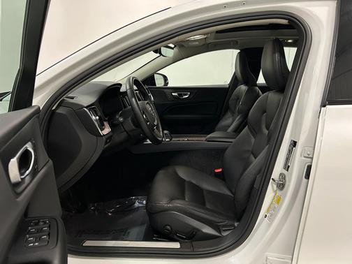 2024 Volvo S60 B5 Plus Dark Theme