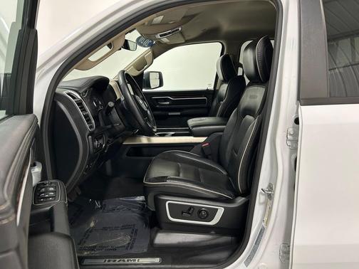 Bright White Clearcoat 2020 RAM 1500 Laramie