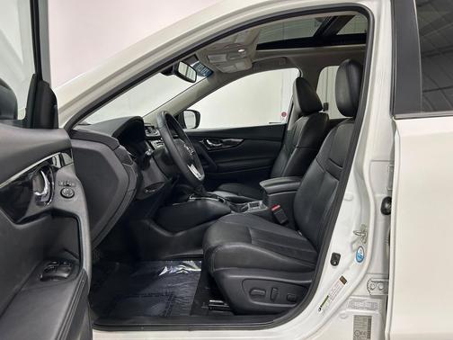 Pearl White Tricoat 2020 Nissan Rogue SL