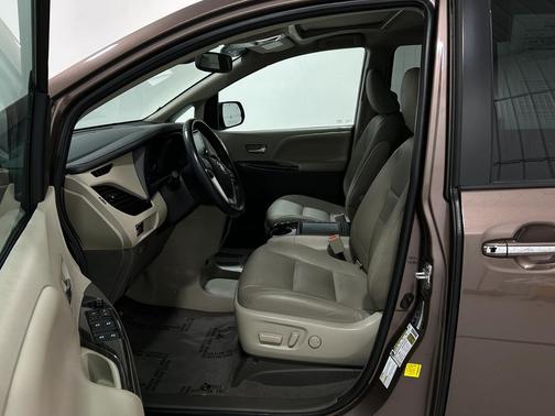 2020 Toyota Sienna XLE