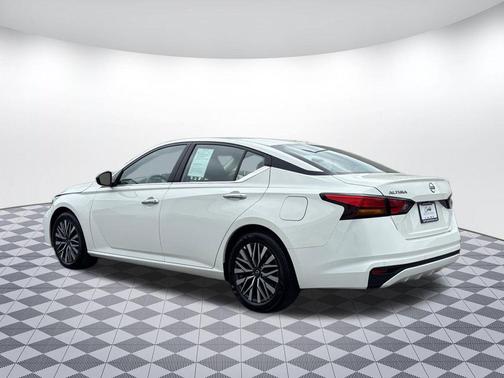 Glacier White 2025 Nissan Altima 2.5 SV